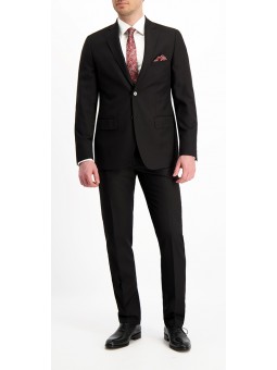 Čierny klasický tenký oblek...