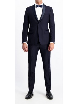 elegantný oblek pre ženícha