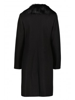 klasický čierny kabát s kožušinou na jeseň a zimu